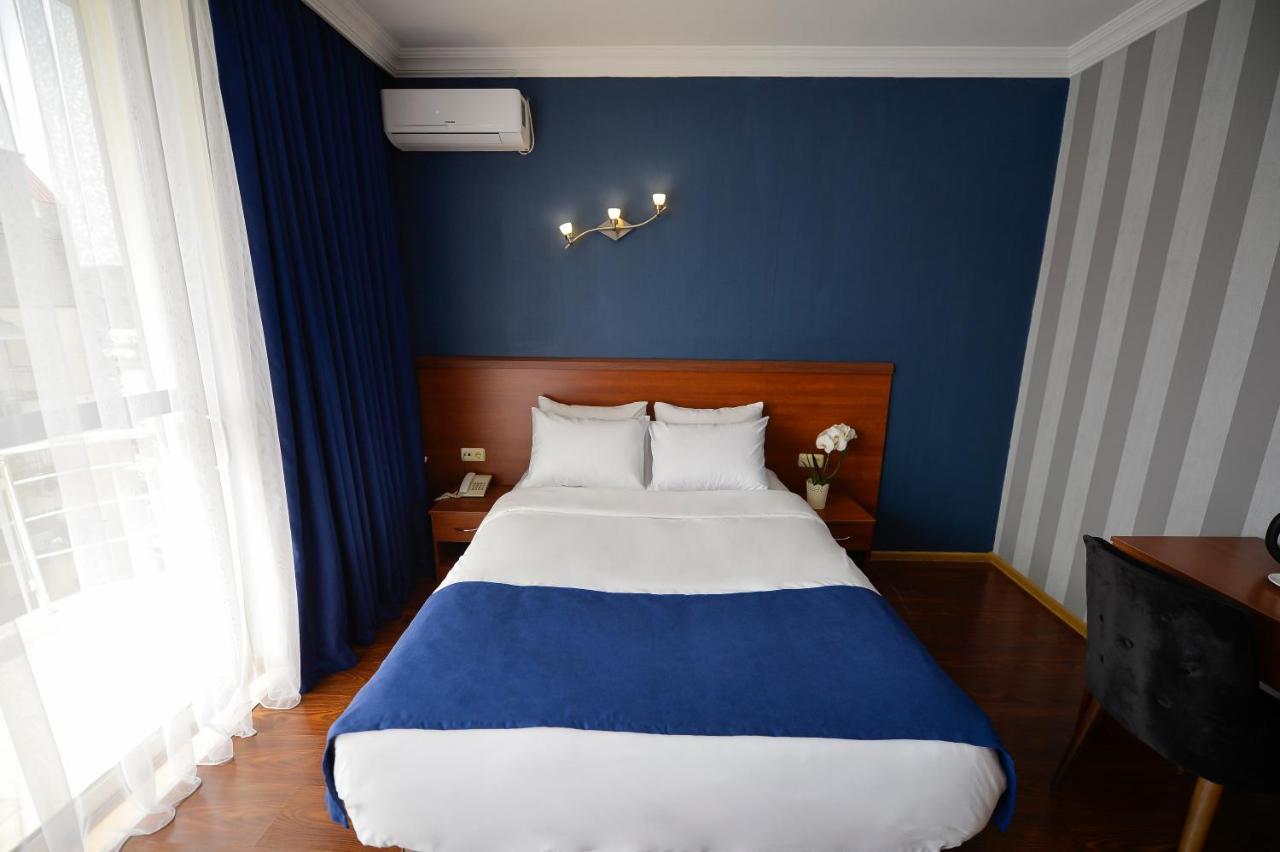 Aura Boutique Hotel Батумі Екстер'єр фото